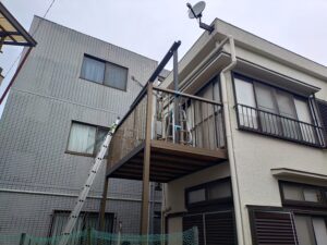 ベランダ屋根施工中