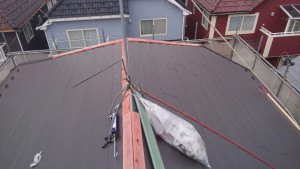 屋根カバー工法工事中