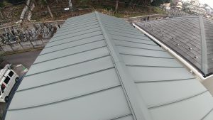 ガルバリウム鋼鈑のスタンビーに、屋根の葺き替え工事。