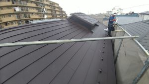 スレートの屋根に、ガルバリウム鋼鈑のスーパーガルテクトをカバー工法工事。