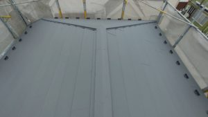 屋根のカバー工法工事。