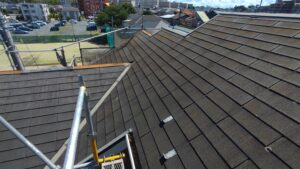 所沢市の屋根カバー工法工事の現場。