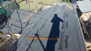 屋根カバー工法の下葺き材のタディスセルフを張りました。