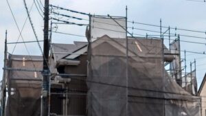 所沢市で、屋根カバー工法工事中です。