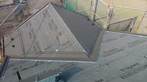 スーパーガルテクトで、屋根カバー工法工事中です。