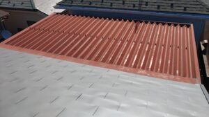 鶴ケ島市で、折半屋根の塗装工事。