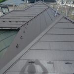 朝霞市の屋根カバー工法現場