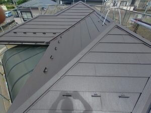 朝霞市の屋根カバー工法現場