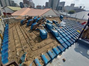 新座市の屋根工事現場
