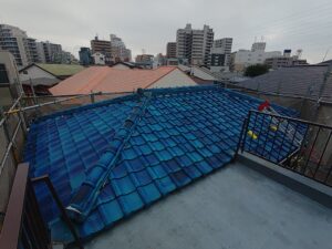 新座市で、雨漏りをしている瓦屋根。