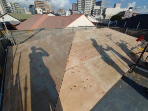 屋根の下地補強の為、野地ベニヤ張り