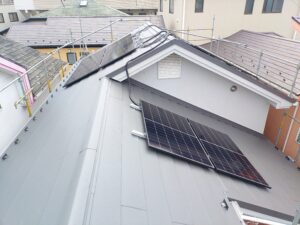 さいたま市での、屋根カバー工法の現場です。