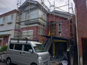さいたま市での、屋根カバー工事、外壁塗装の現場です。