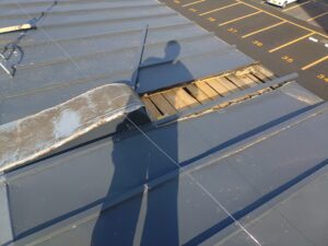 和光市で、屋根の破損