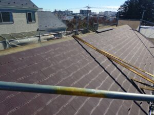 新座市で屋根カバー工事中。