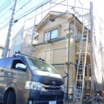 新座市の外壁塗装現場。