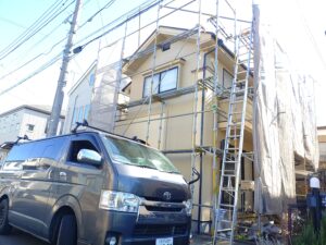 新座市の外壁塗装現場。